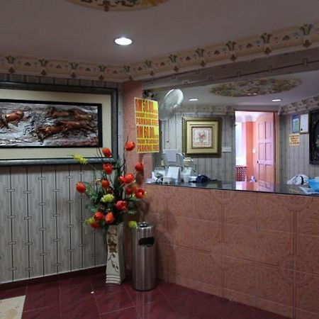 นิวเวฟโฮเต็ลบาทูเคฟส์ Hotel Batu Caves ภายนอก รูปภาพ